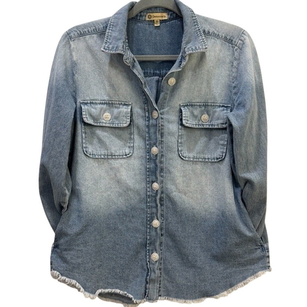 Democracy Womens Light Wash Denim Button Down Shirt Raw Hem Blue XS B93859UNCXX